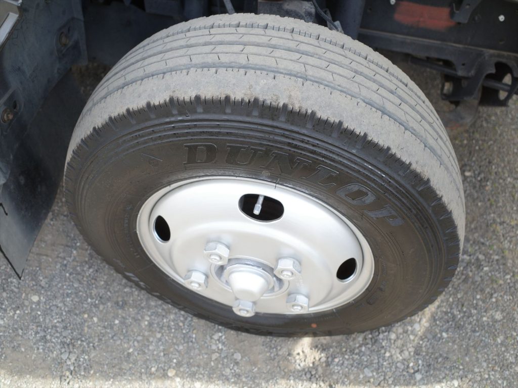 タイヤサイズ 195/85R16 溝残量 フロント5～6mm リヤ7mm