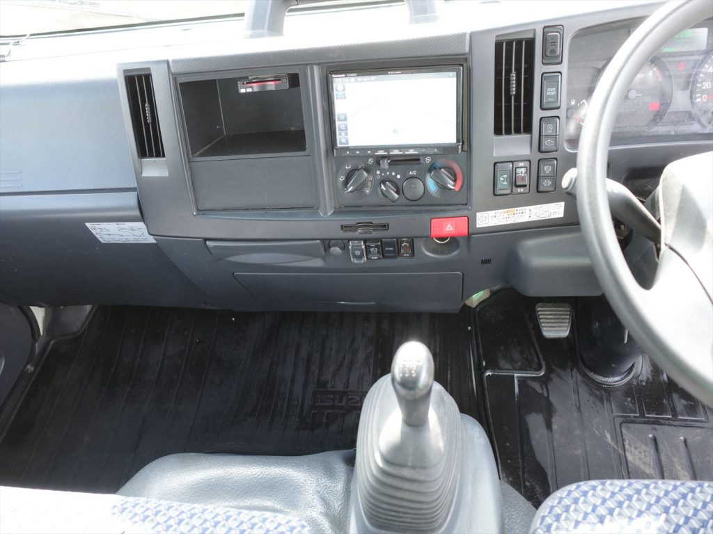 6速マニュアル 3ペダル　エアコン　パワステ　エアバッグ　パワーウインドウ　
アイドリングストップ　キーレス　ABS　ASR　ETC　左側電動格納ミラー　
LEDヘッドライト　LEDフォグランプバックカメラ　ドラレコ　カーナビも装備されております！