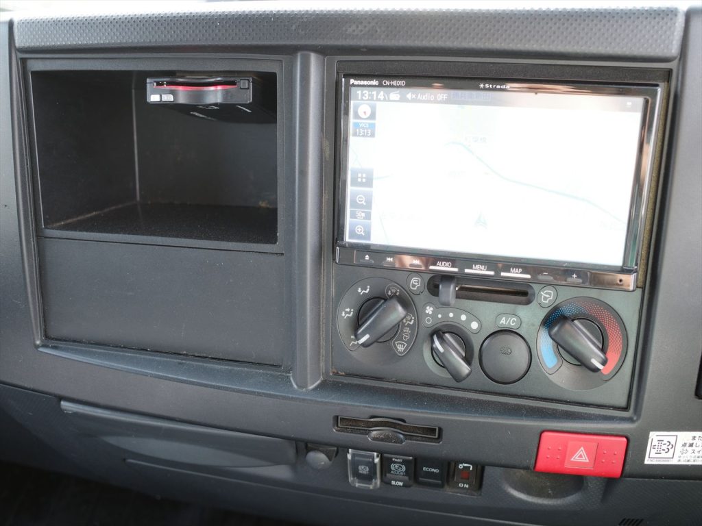 6速マニュアル 3ペダル　エアコン　パワステ　エアバッグ　パワーウインドウ　
アイドリングストップ　キーレス　ABS　ASR　ETC　左側電動格納ミラー　
LEDヘッドライト　LEDフォグランプバックカメラ　ドラレコ　カーナビも装備されております！