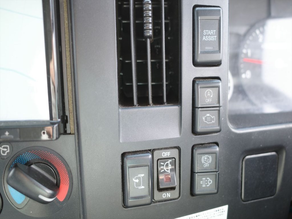 左側電動格納ミラーも装備されております！