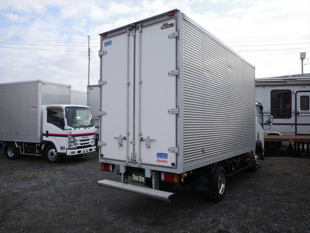 車両寸法 全長638cm 全幅191cm 全高313cm