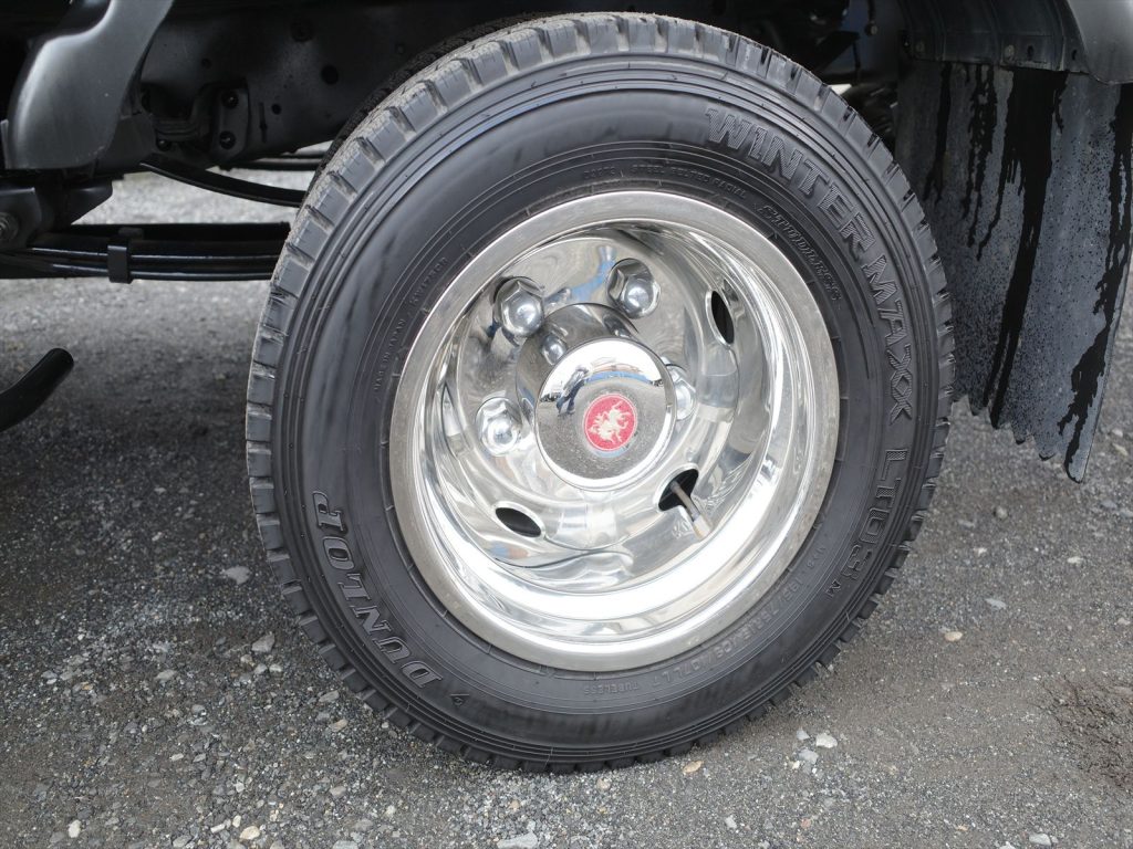 タイヤサイズは195/75R15 スタッドレスタイヤ溝残量 フロント7mm リヤ7mm
