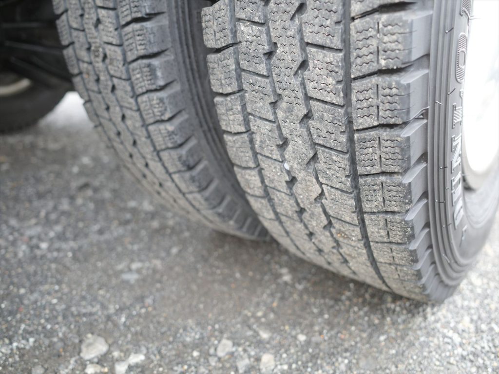 タイヤサイズは195/75R15 スタッドレスタイヤ溝残量 フロント7mm リヤ7mm