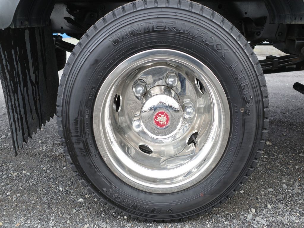 タイヤサイズは195/75R15 スタッドレスタイヤ溝残量 フロント7mm リヤ7mm