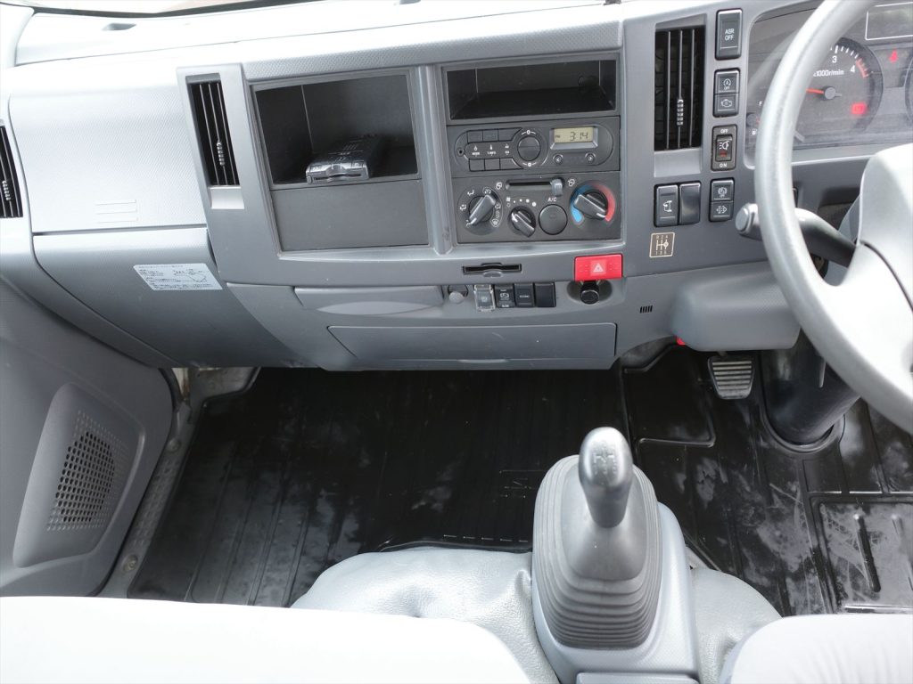 5速マニュアル3ペダル エアコン エアバッグ パワーウインドウ パワステ ABS ETC 左側電動格納ミラー バックカメラも装備されております!