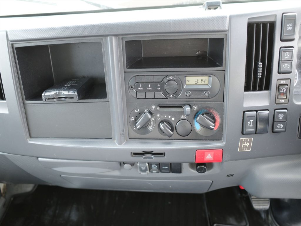 5速マニュアル3ペダル エアコン エアバッグ パワーウインドウ パワステ ABS ETC 左側電動格納ミラー バックカメラも装備されております!