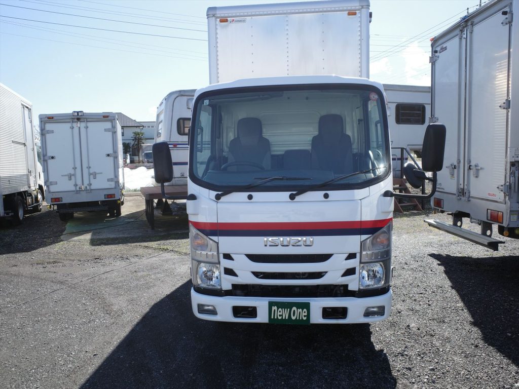 6速マニュアル3ペダル　エアコン　パワステ　エアバッグ　パワーウインドウ  ABS　坂道発進補助装置　左側電動格納ミラー も装備されております！