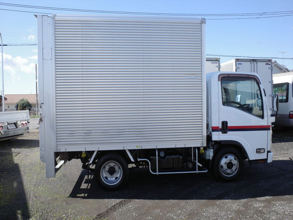 車体寸法 全長498cm 全幅191cm 全高311cm