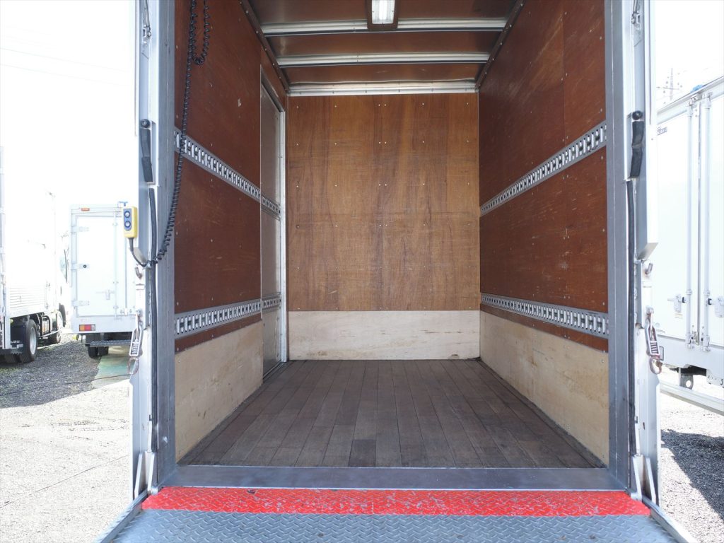 荷室内寸 長さ315幅176高さ220.5cm門高215cm ラッシング2段