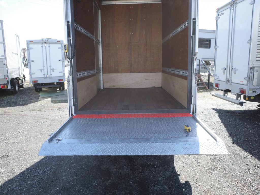 荷室内寸 長さ315幅176高さ220.5cm門高215cm ラッシング2段