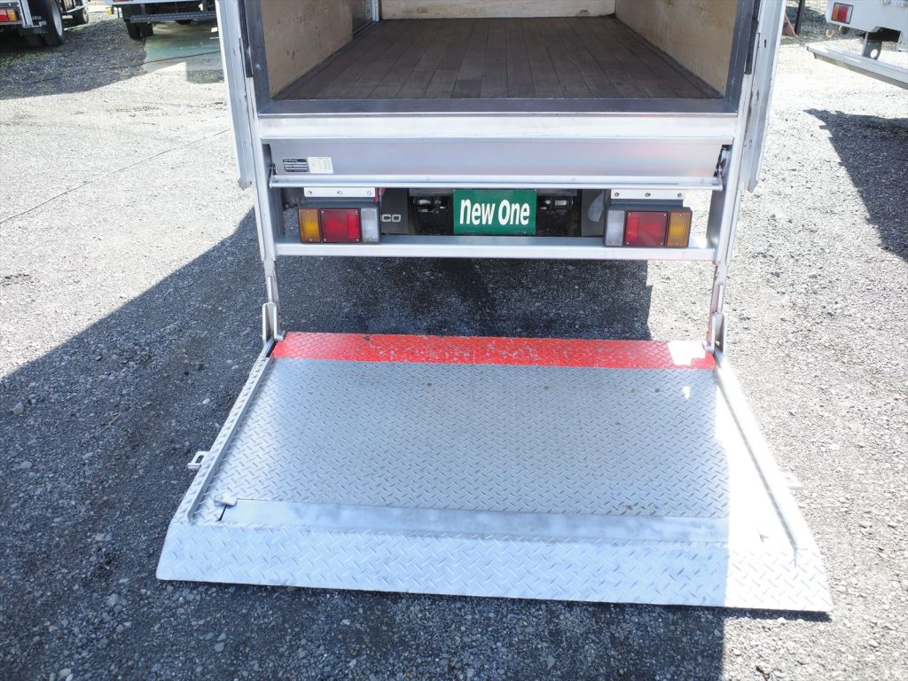 ゲート寸法長さ121cmストッパー有効長95cm幅179cmストッパー有効幅166cm荷室内にゲート操作のリモコンも装備＆ワイヤレスラジコンも装備！