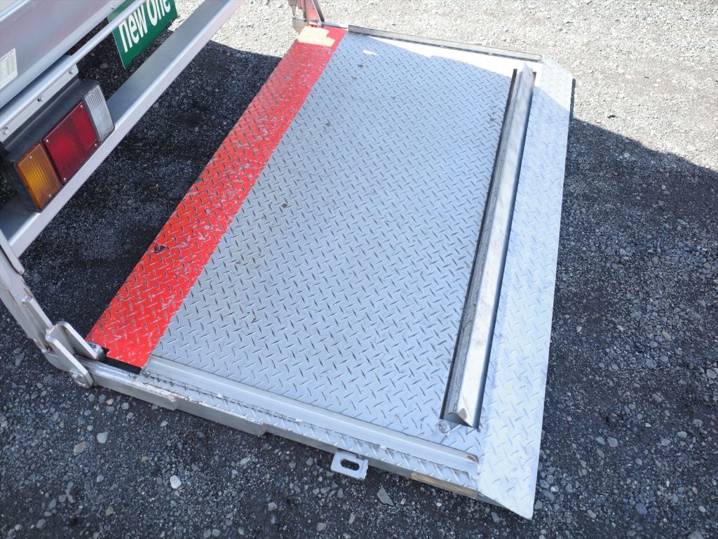 ゲート寸法長さ121cmストッパー有効長95cm幅179cmストッパー有効幅166cm荷室内にゲート操作のリモコンも装備＆ワイヤレスラジコンも装備！