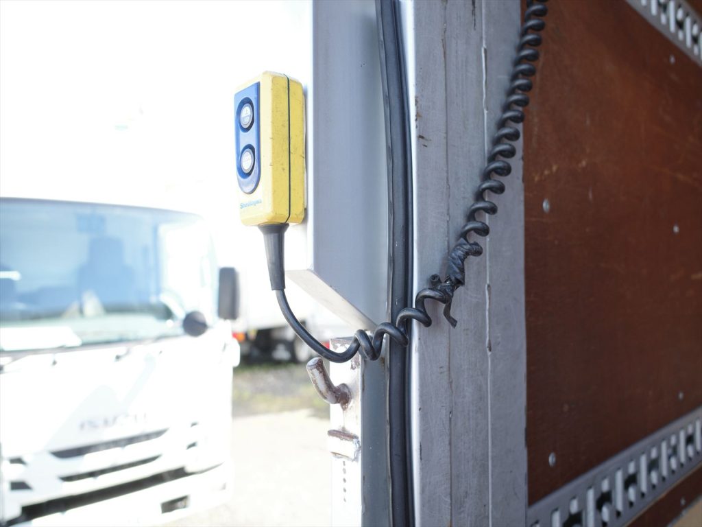 荷室内にゲート操作のリモコンも装備＆ワイヤレスリモコンも装備！