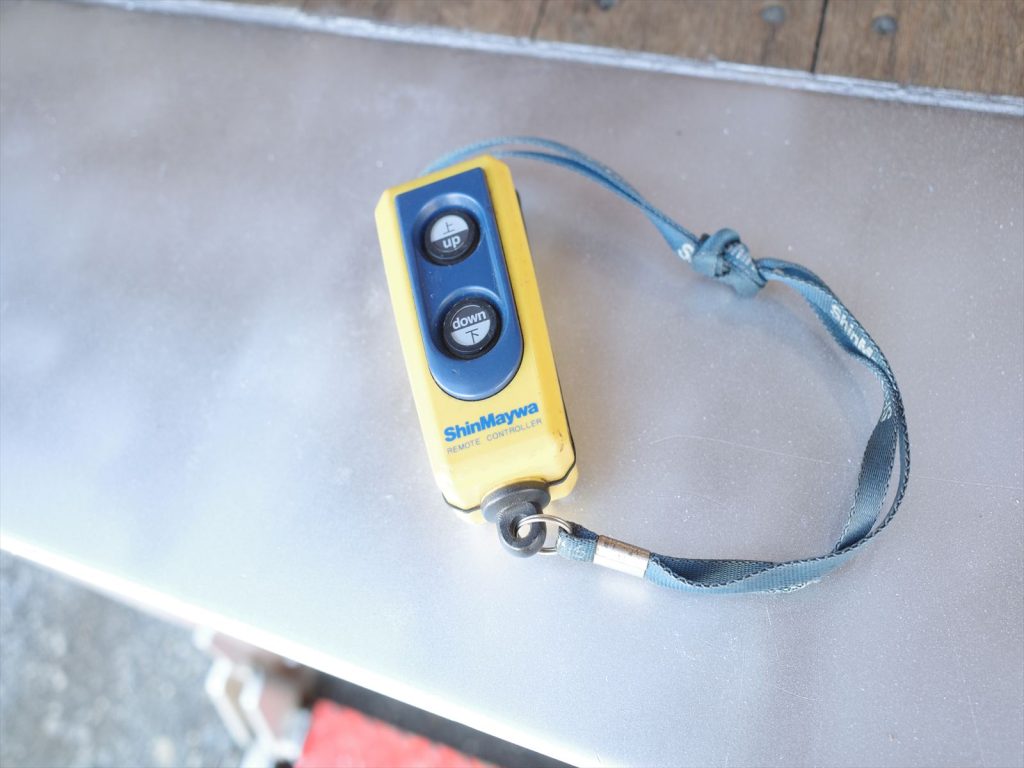 荷室内にゲート操作のリモコンも装備＆ワイヤレスリモコンも装備！