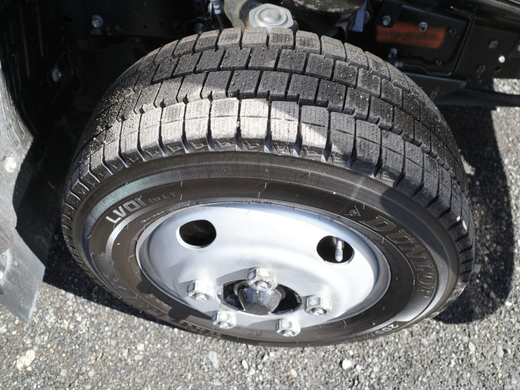 タイヤサイズは205/70R16 溝残量すべて9mm　スタッドレスタイヤ