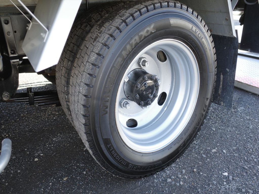 タイヤサイズは205/70R16 溝残量すべて9mm