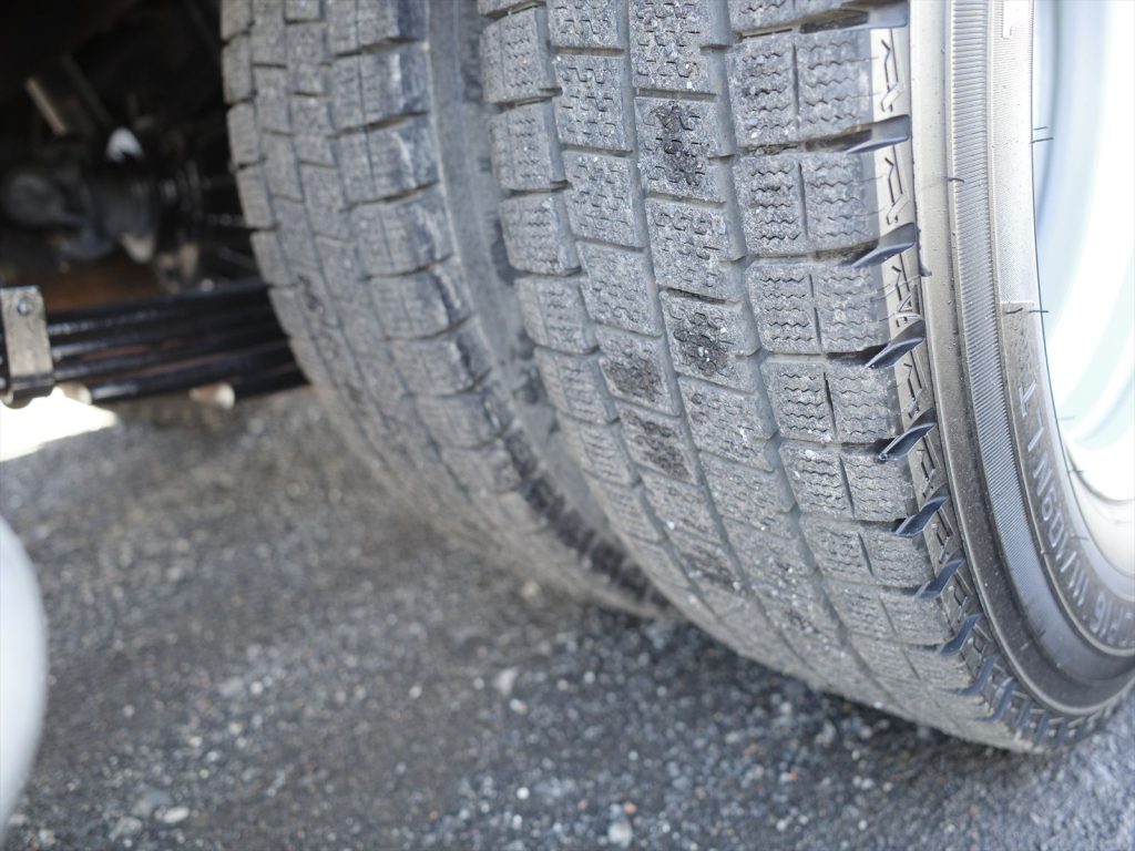 タイヤサイズは205/70R16 溝残量すべて9mm