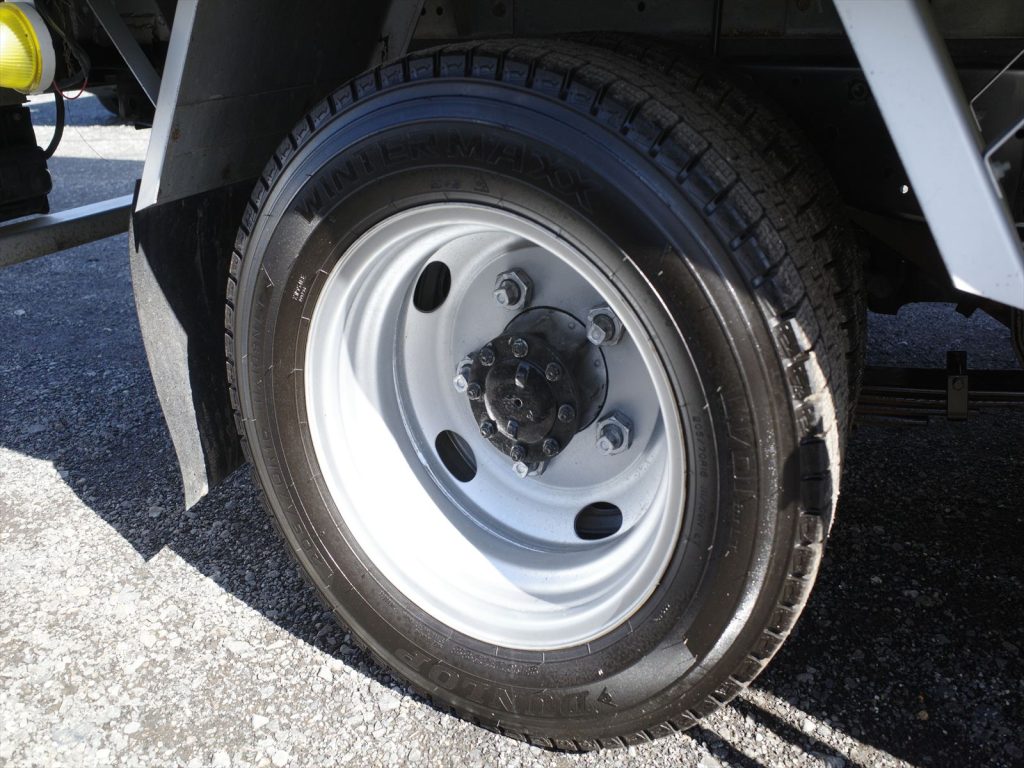 タイヤサイズは205/70R16 溝残量すべて9mm