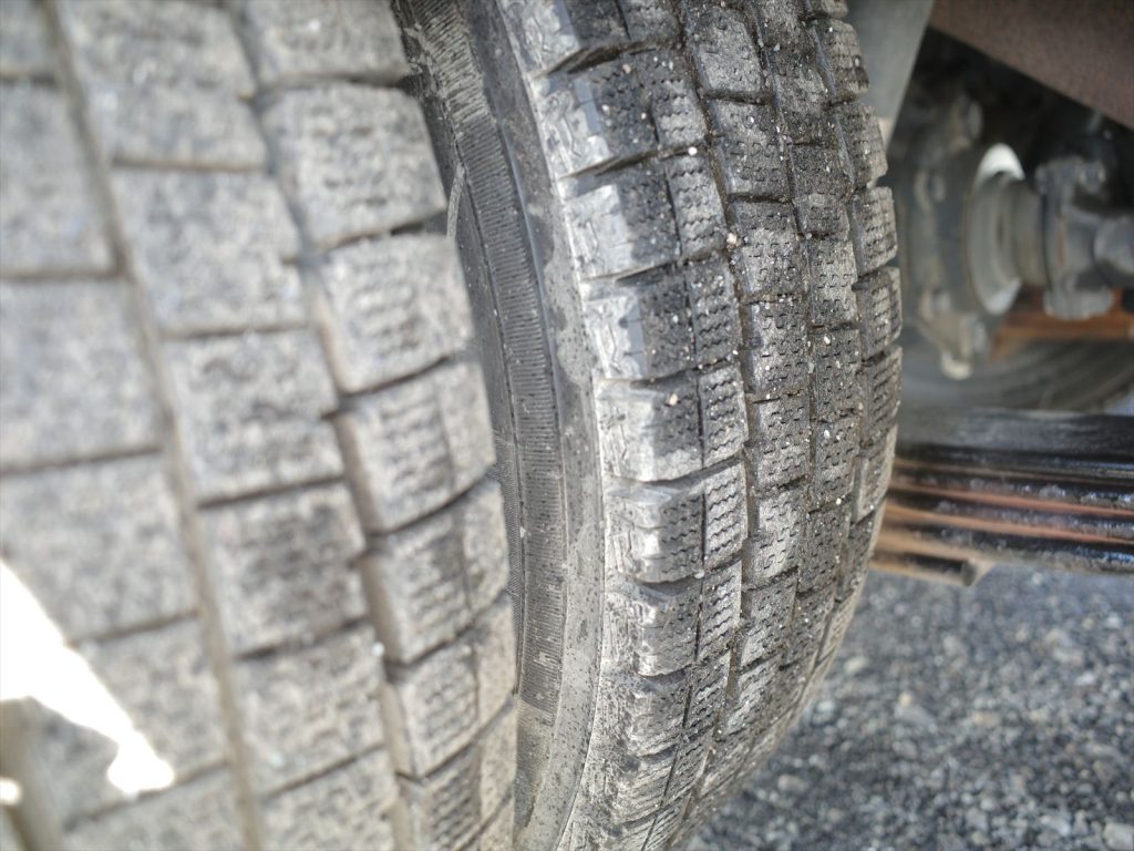 タイヤサイズは205/70R16 溝残量すべて9mm