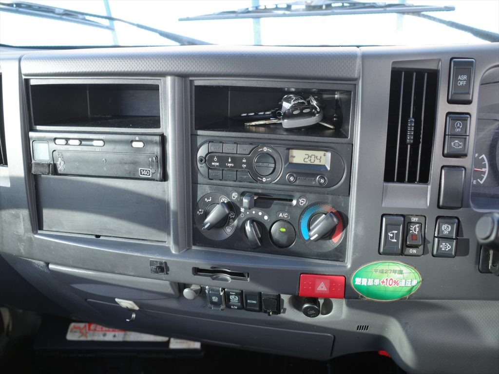 6速マニュアル3ペダル　エアコン　パワステ　エアバッグ　パワーウインドウ  ABS　坂道発進補助装置　左側電動格納ミラー も装備されております！