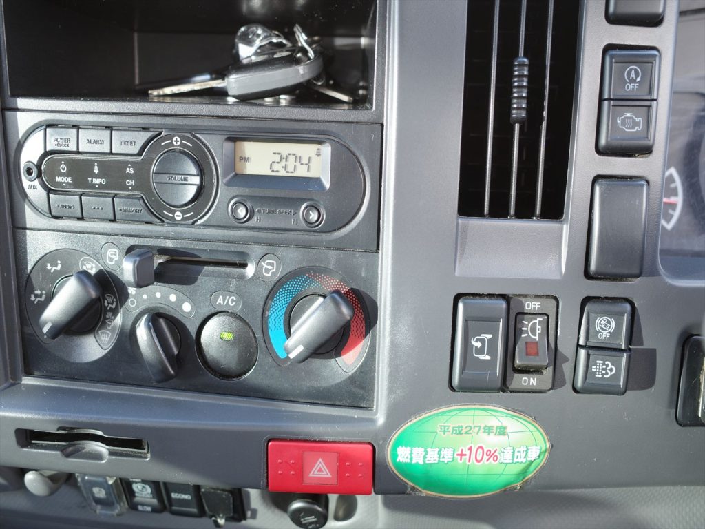 6速マニュアル3ペダル　エアコン　パワステ　エアバッグ　パワーウインドウ  ABS　坂道発進補助装置　左側電動格納ミラー も装備されております！