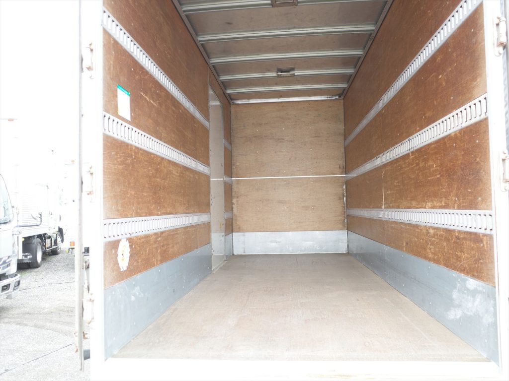 荷室内寸 長さ445cm 幅178cm 高さ212cm ラッシング3段