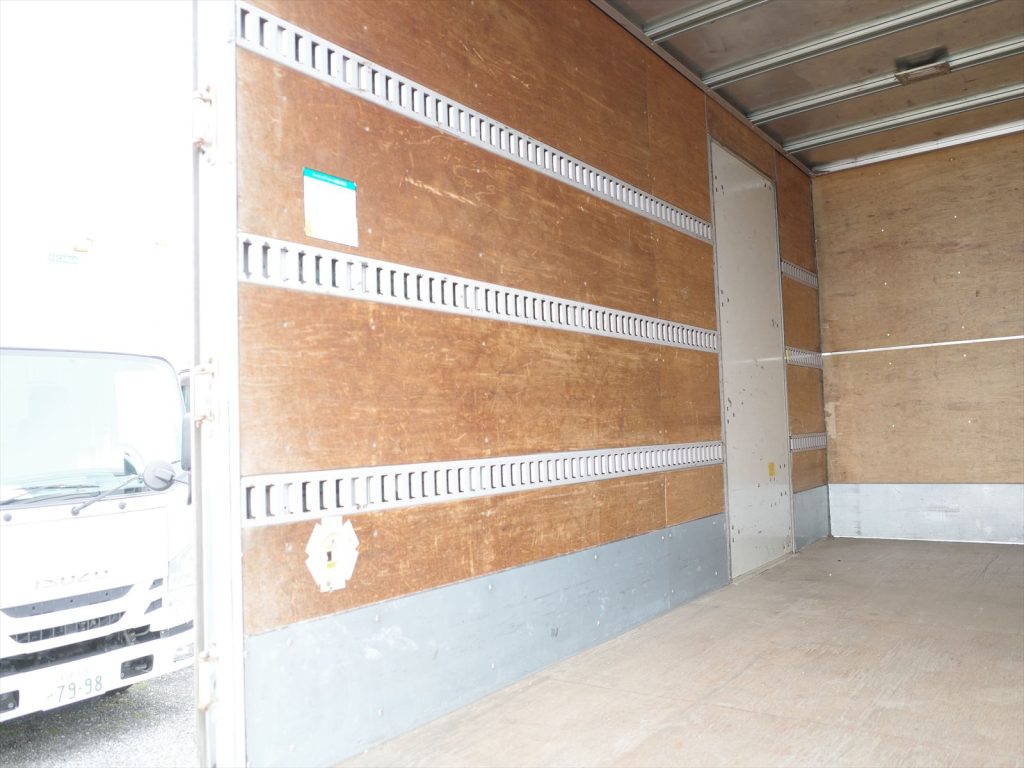 荷室内寸 長さ445cm 幅178cm 高さ212cm ラッシング3段