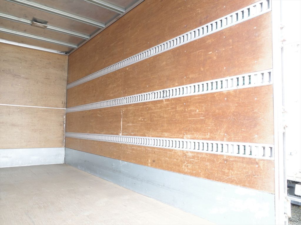 荷室内寸 長さ445cm 幅178cm 高さ212cm ラッシング3段