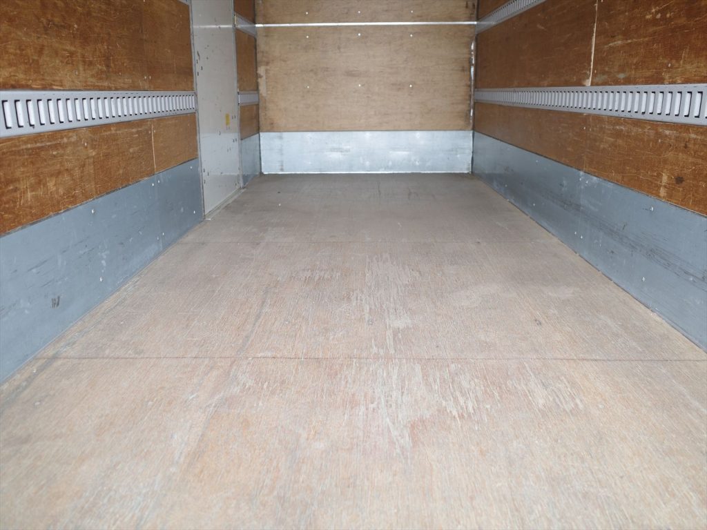 荷室内寸 長さ445cm 幅178cm 高さ212cm ラッシング3段