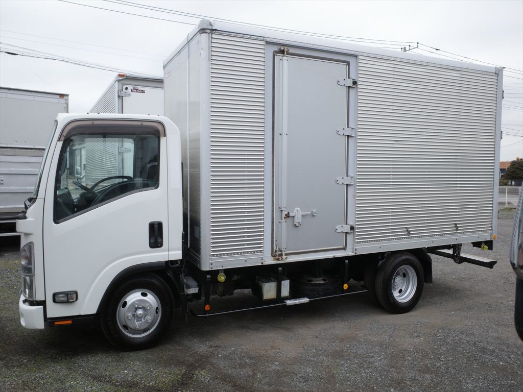 車両寸法 全長624cm 全幅194cm 全高306cm