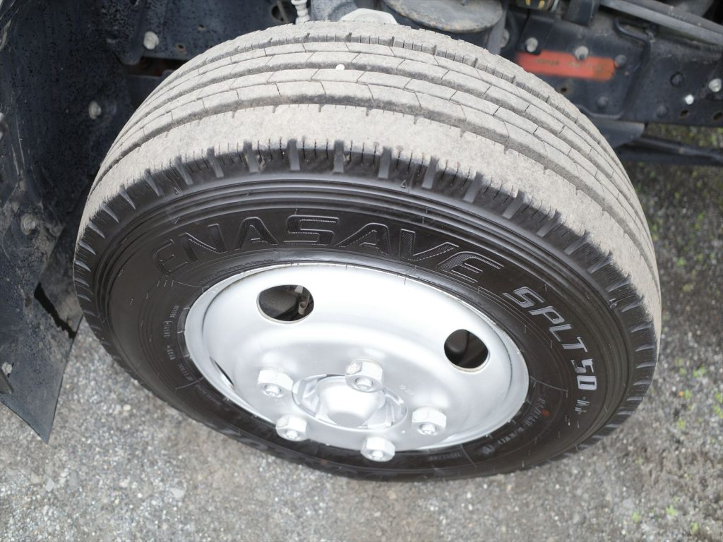 タイヤサイズは195/85R16 溝残量 フロント8mm リヤ8mm状態良好です!