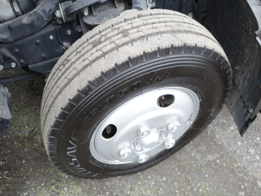 タイヤサイズは195/85R16 溝残量 フロント8mm リヤ8mm状態良好です!