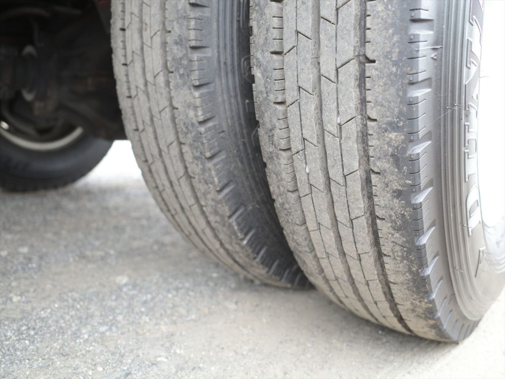 タイヤサイズは195/85R16 溝残量 フロント8mm リヤ8mm状態良好です!