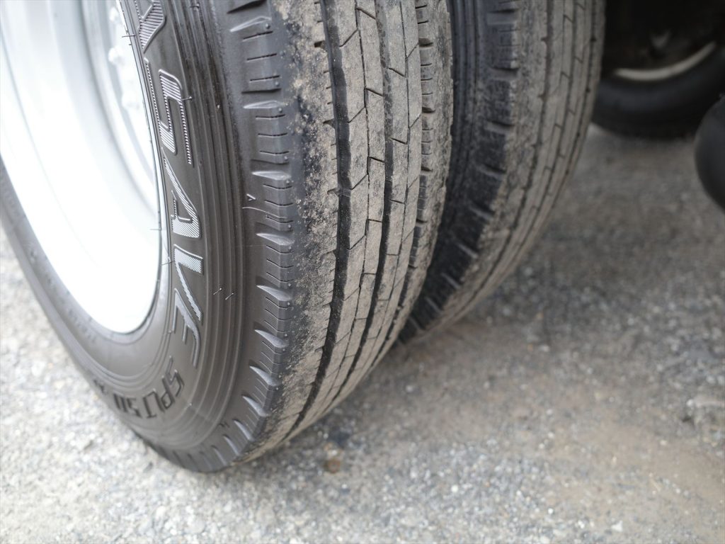 タイヤサイズは195/85R16 溝残量 フロント8mm リヤ8mm状態良好です!