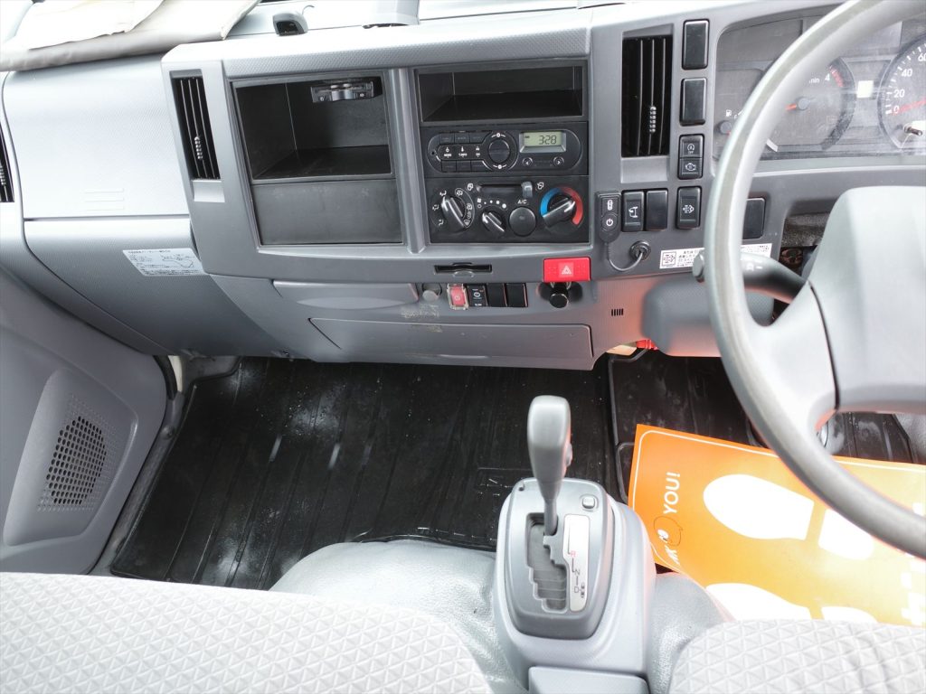 6速オートマ エアコン エアバッグ パワーウインドウ パワステ ABS 左側電動格納ミラー バックカメラ ETC アイドリングストップ 衝突被害軽減ブレーキ 車線逸脱警告装置 AEBSカメラも装備されております!