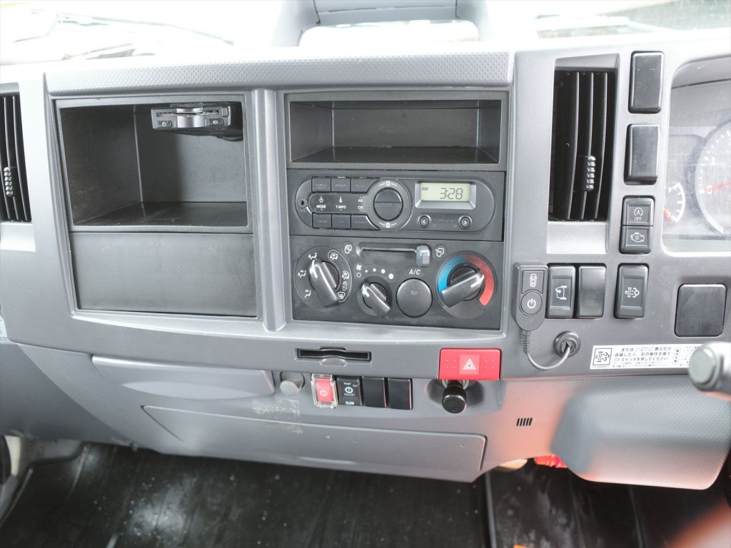 6速オートマ エアコン エアバッグ パワーウインドウ パワステ ABS 左側電動格納ミラー バックカメラ ETC アイドリングストップ 衝突被害軽減ブレーキ 車線逸脱警告装置 AEBSカメラも装備されております!