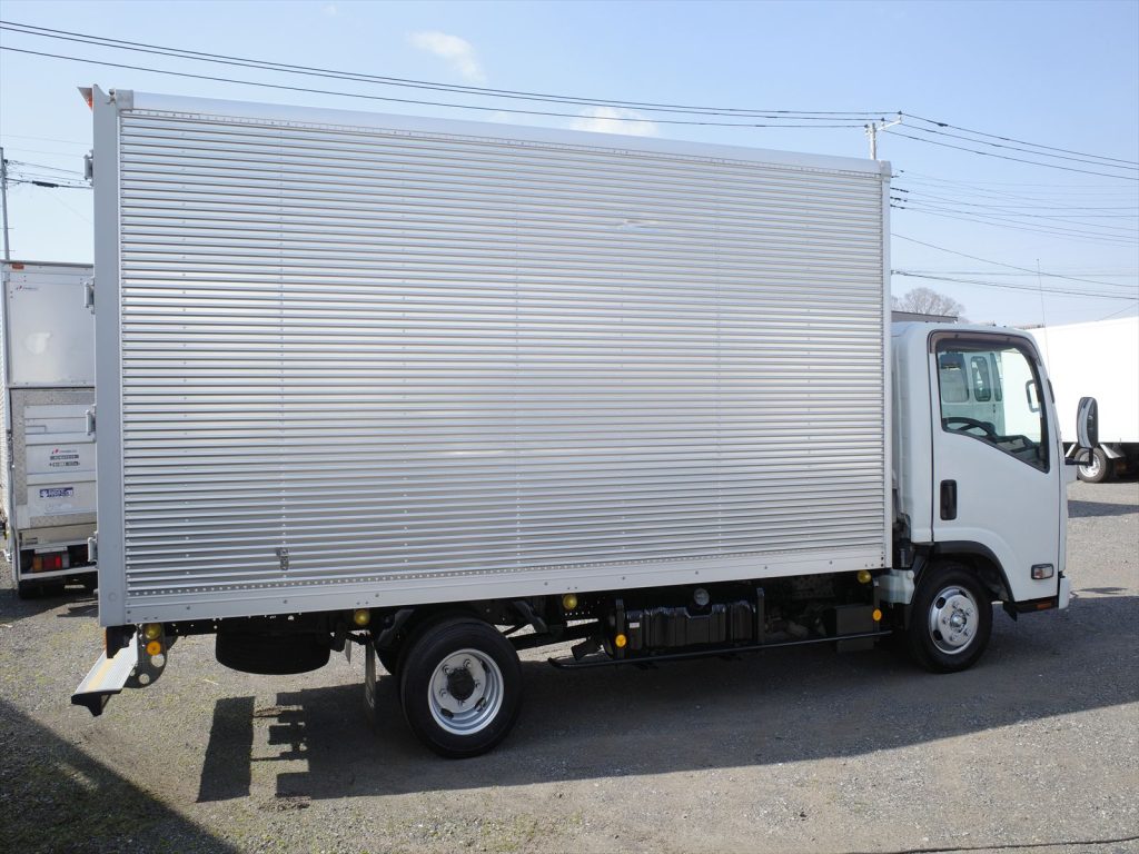 車両寸法 全長637cm 全幅192cm 全高312cm