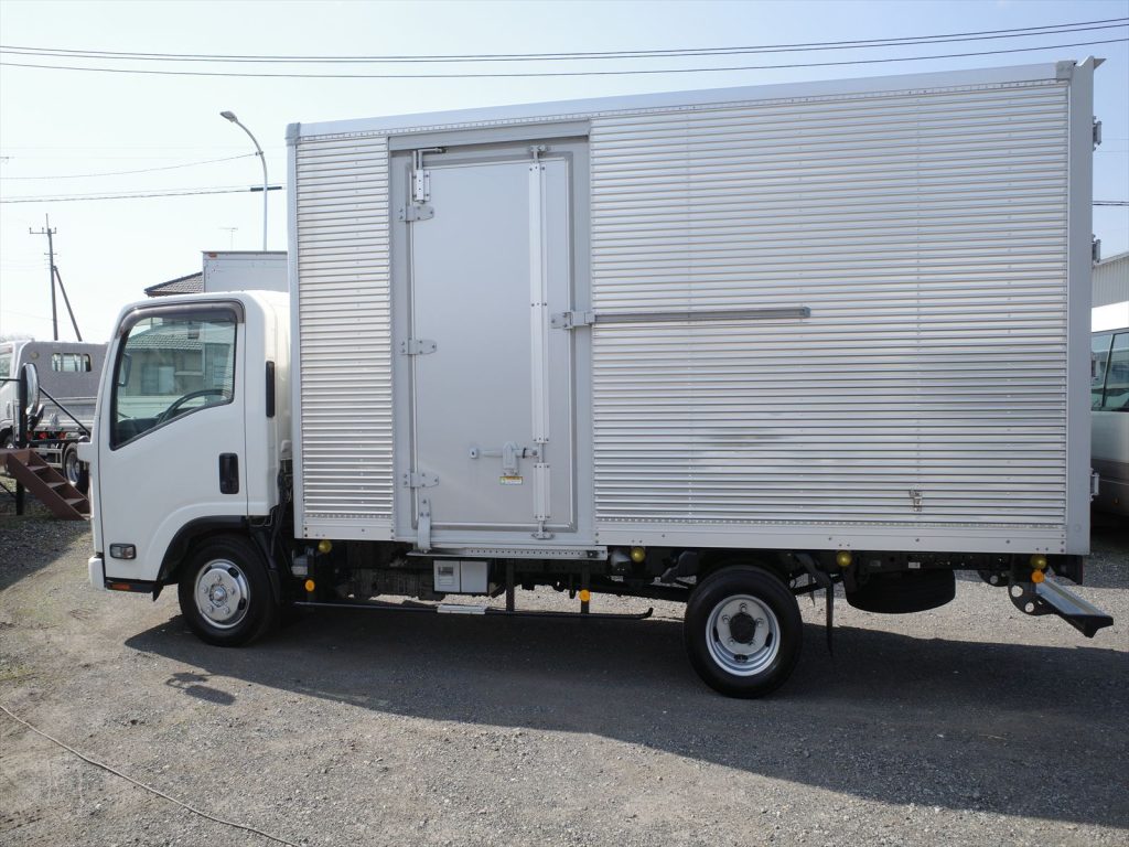 車両寸法 全長637cm 全幅192cm 全高312cm