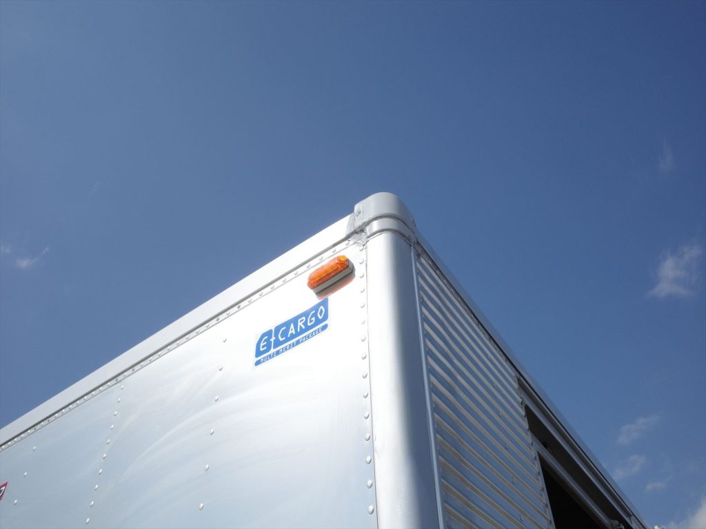 下から見ると分かりませんがコーナーを一部修理してございます。