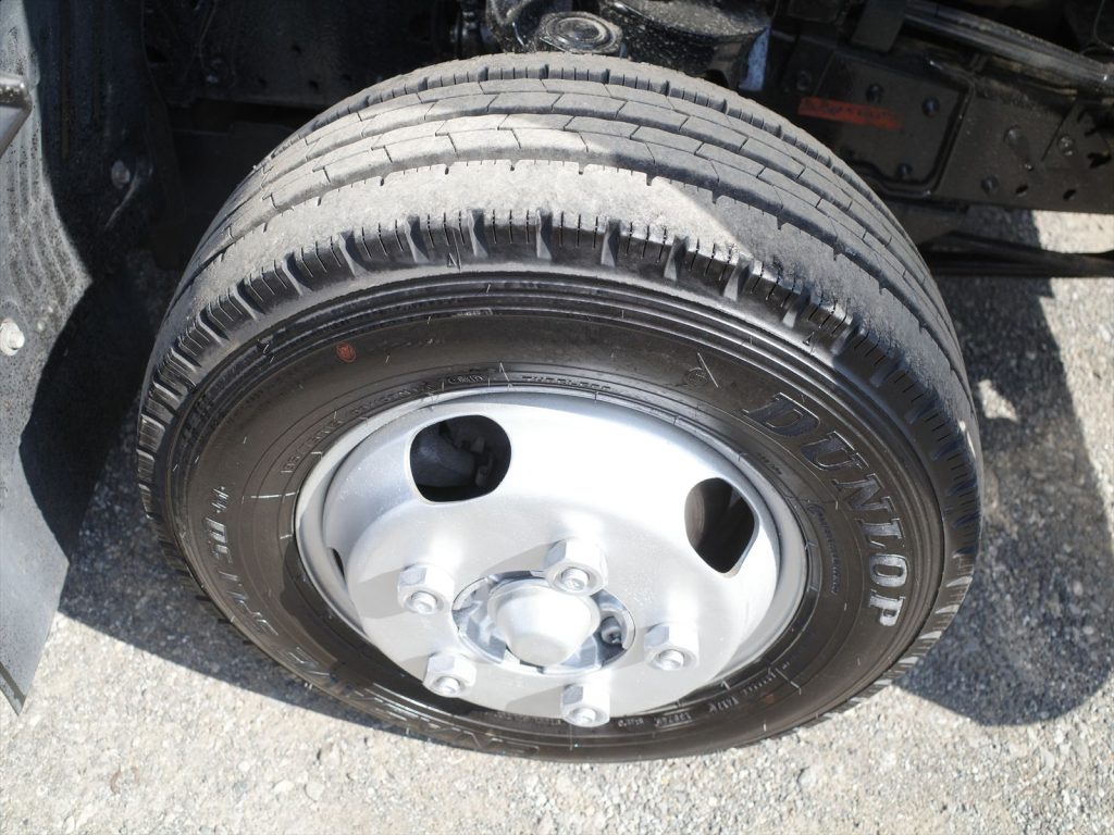 タイヤサイズは195/75R15 溝残量 フロント9mm リヤ8mm 状態良好です！