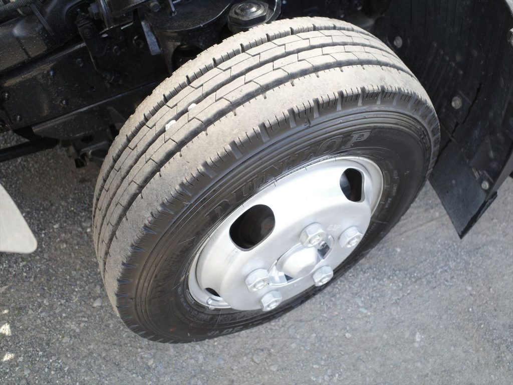 タイヤサイズは195/75R15 溝残量 フロント9mm リヤ8mm 状態良好です！