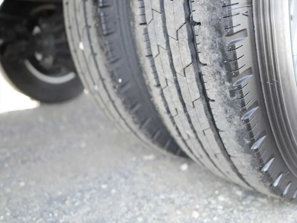 タイヤサイズは195/75R15 溝残量 フロント9mm リヤ8mm 状態良好です！