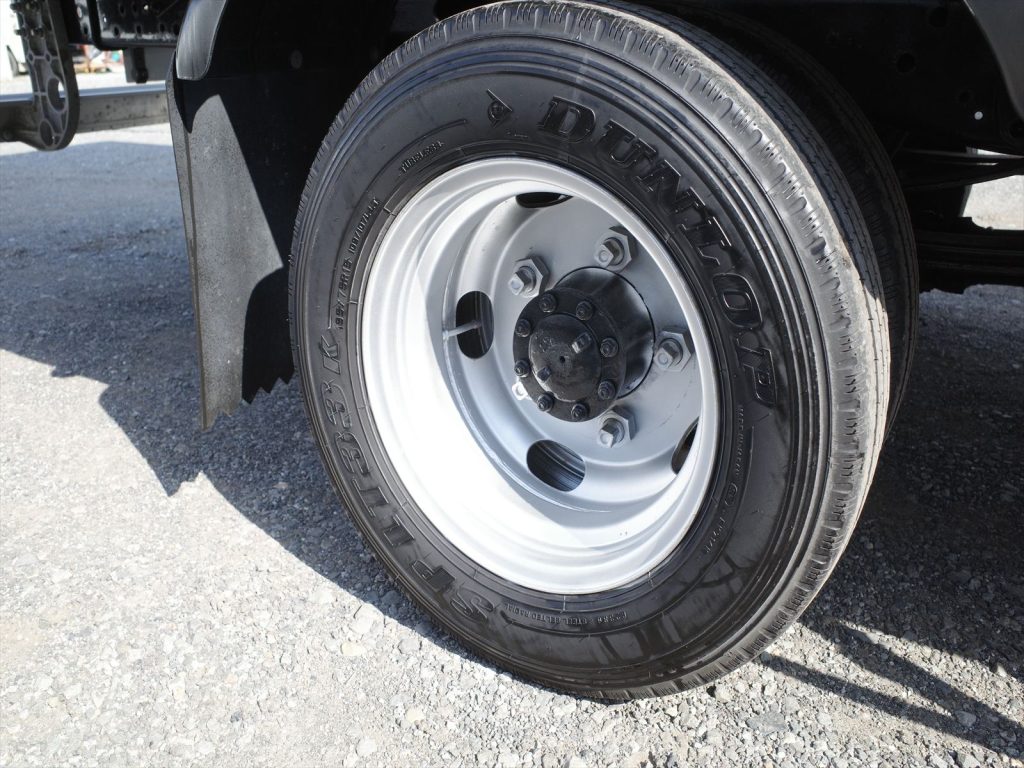 タイヤサイズは195/75R15 溝残量 フロント9mm リヤ8mm 状態良好です！