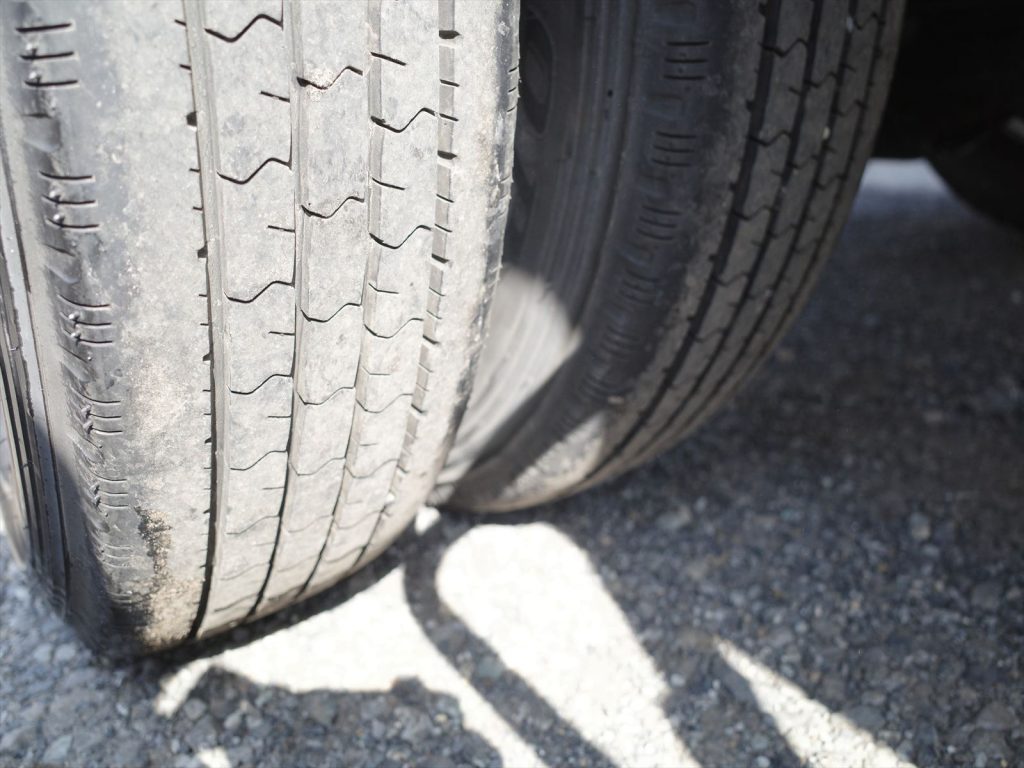 タイヤサイズは195/75R15 溝残量 フロント9mm リヤ8mm 状態良好です！