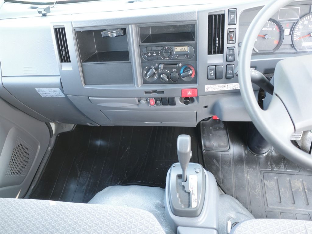 6速オートマ　エアコン　エアバッグ　パワーウインドウ　パワステ　ABS　ETC　左側電動格納ミラー　バックカメラも装備されております！